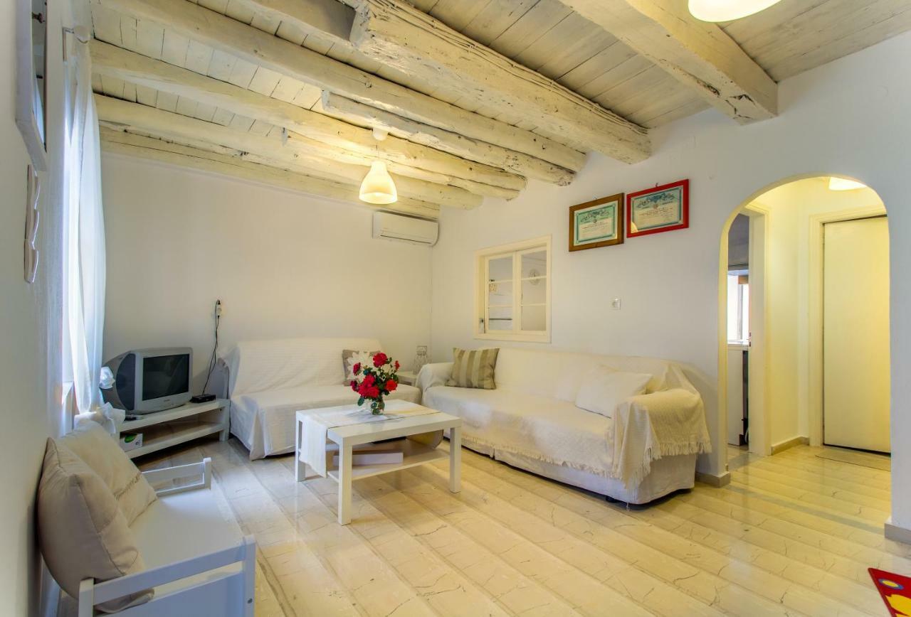 Central House Agrafoi Екстериор снимка