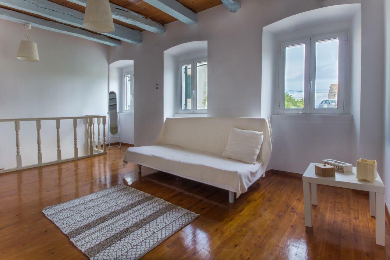 Central House Agrafoi Екстериор снимка